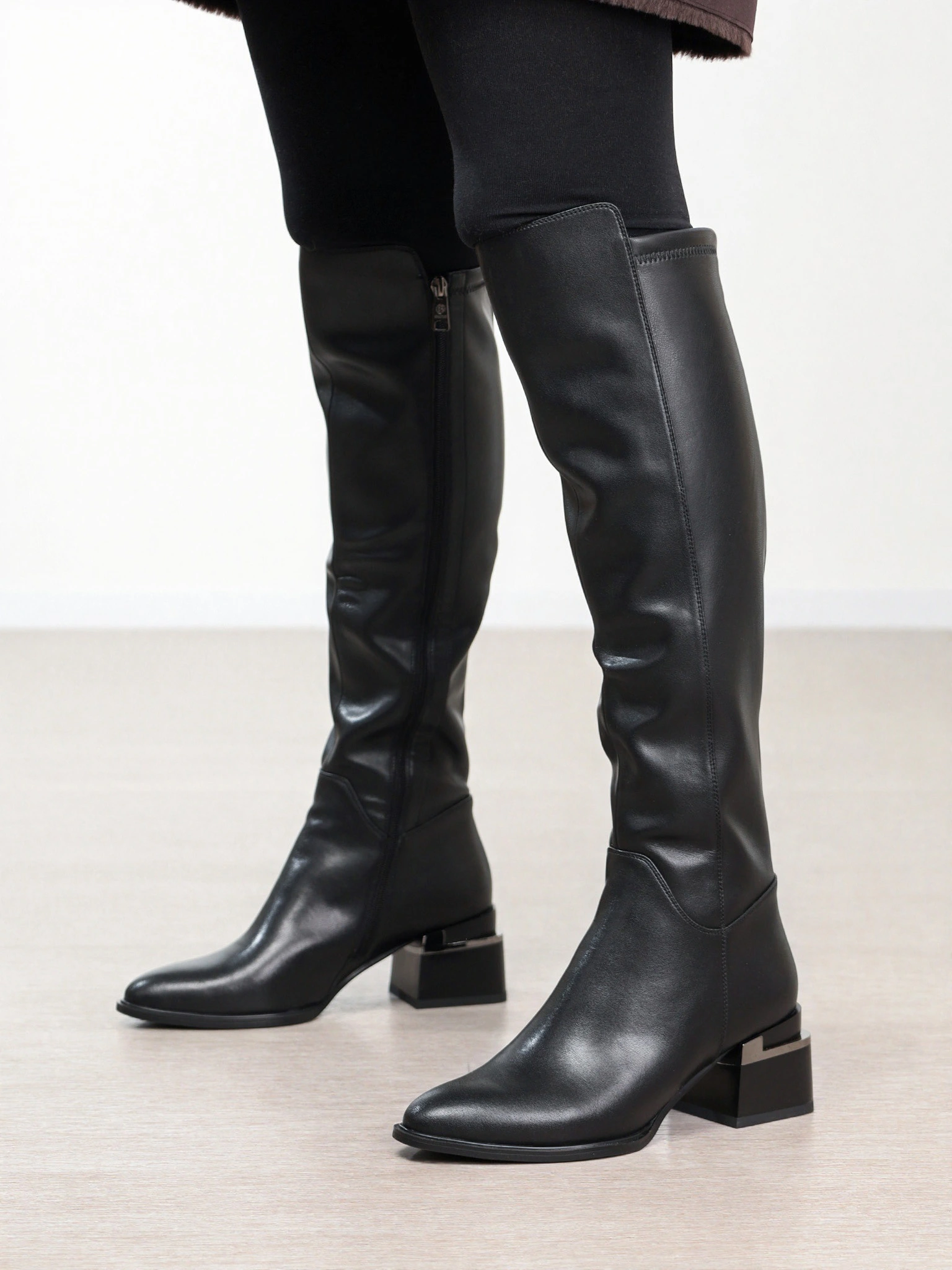 Сапоги черного цвета на высоком каблуке